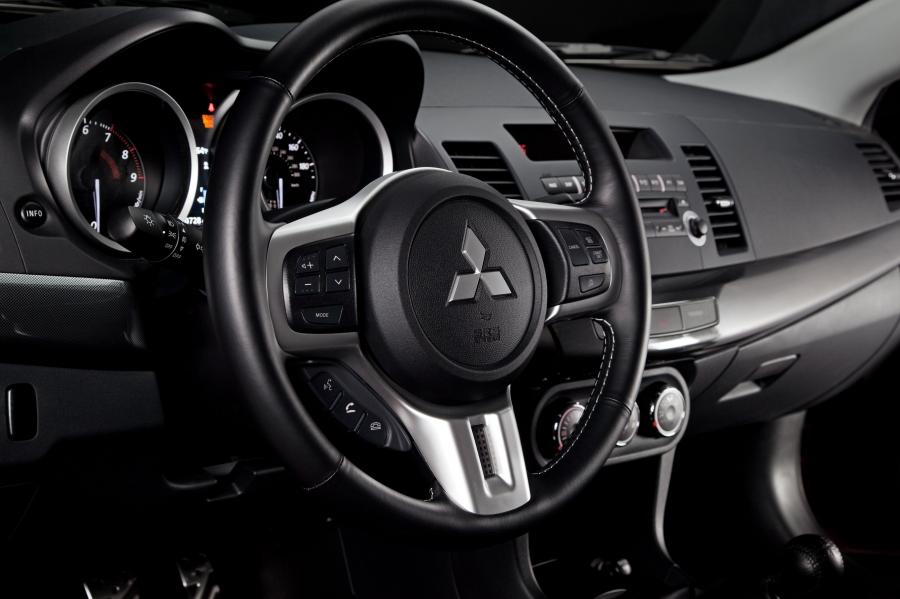 Mitsubishi Lancer Evolution X GSR 2012 года  (фото 10 из 18)